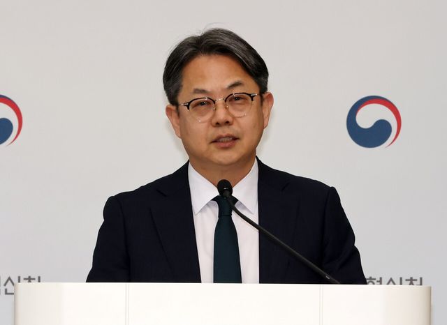▲ 김성훈 인사혁신처 차장이 21일 오후 세종시 정부세종청사에서 공무원 수당 등에 관한 규정 개정안 브리핑을 하고 있다. 사진=뉴시스