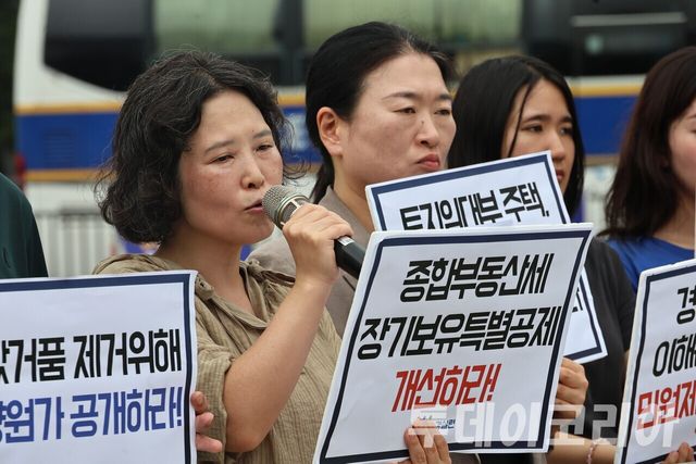 ▲ 22일 서울 종로구 청와대 분수대 앞에서 열린 ‘이재명 정부 부동산 종합대책 촉구 기자회견’에서 조정흔 경실련 토지주택위원장이 발언하고 있다. 사진=투데이코리아