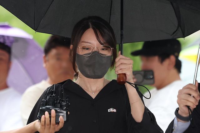 ▲ 올림픽공원 핸드볼경기장 개표소 현장에서 체육단체 관계자들의 출입을 막아 업무방해 혐의로 구속영장이 청구된 30대 여성 A씨(일명 올다르크)가 21일 서울 송파구 서울동부지법에서 열린 구속 전 피의자 심문(영장실질심사)에 출석하고 있다. 사진=뉴시스