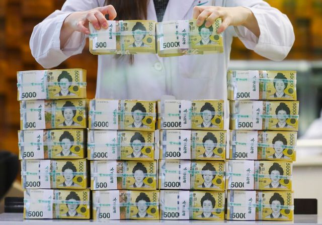 ▲ 서울 중구 하나은행 위변조대응센터에서 직원이 5만원권을 정리하고 있다. 사진=뉴시스