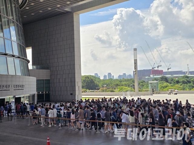 ▲ 서울 용산구 국립중앙박물관 입구 앞에 관람객들이 입장을 기다리고 있다. 사진=투데이코리아