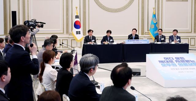 ▲ 이재명 대통령이 22일 청와대 영빈관에서 열린 '지역필수공공의료 간담회'에서 참석자의 질문을 받고 있다. 테이블석 왼쪽부터 정기현 의료혁신위원장, 정은경 보건복지부 장관, 이 대통령, 배경훈 부총리 겸 과학기술정보통신부 장관, 서준범 국가인공지능전략위원회 AI기본의료소그룹장. 사진=뉴시스