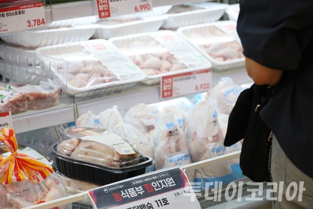 ▲ 서울시내에 위치한 하나로마트에서 한 시민이 닭고기를 살펴보고 있다. 사진=투데이코리아