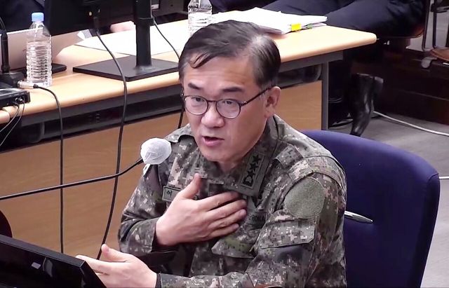 ▲ 여인형 전 국군방첩사령관이 24일 서울 서초구 서울중앙지방법원에서 열린 윤석열 전 대통령의 내란 우두머리 및 직권남용 권리행사 방해 혐의 사건 속행 공판에 증인으로 출석해 답변하고 있다. 사진=뉴시스
