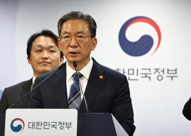 ▲ 정성호 법무부 장관이 23일 오후 서울 종로구 정부서울청사에서 열린 '대한민국 정부 엘리엇 국제투자분쟁(ISDS) 중재판정 취소소송 승소' 브리핑을 하고 있다. 사진=뉴시스