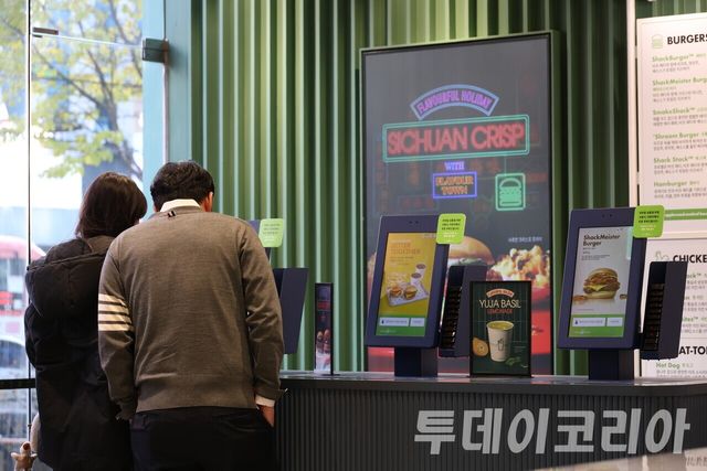 ▲ 서울 시내 한 햄버거 프랜차이즈에서 소비자가 메뉴를 고르고 있다. 사진=투데이코리아