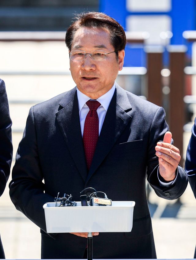 ▲ 유정복 국민의힘 인천시장 후보가 5일 서울 종로구 보신각 앞에서 열린 이재명 사법쿠테타 저지를 위한 국민의힘 광역단체장 후보 긴급 기자회견에서 발언하고 있다. 사진=뉴시스