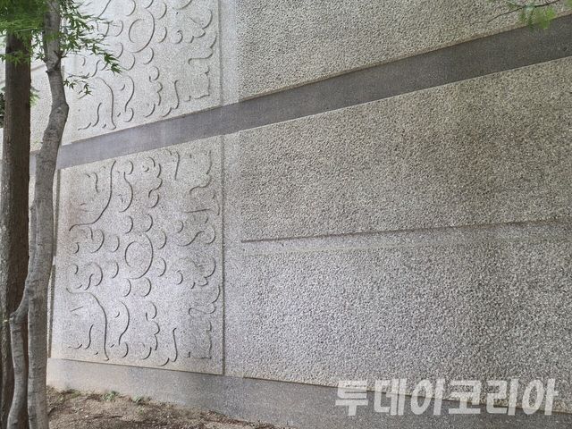 ▲ 경기도 군포시의 한 아파트 외벽에 러브버그들이 붙어있는 모습이다. 사진=투데이코리아