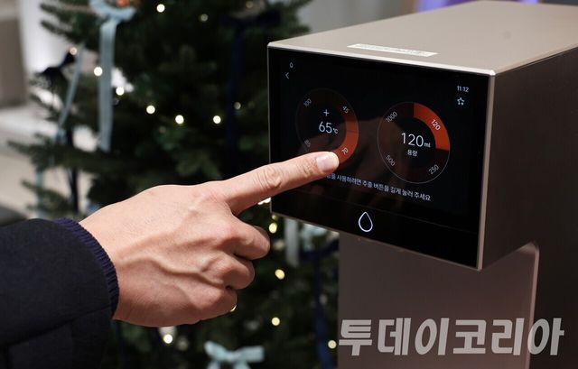 ▲ 코웨이 갤러리에서 정수기를 체험해보고 있다. 사진=투데이코리아