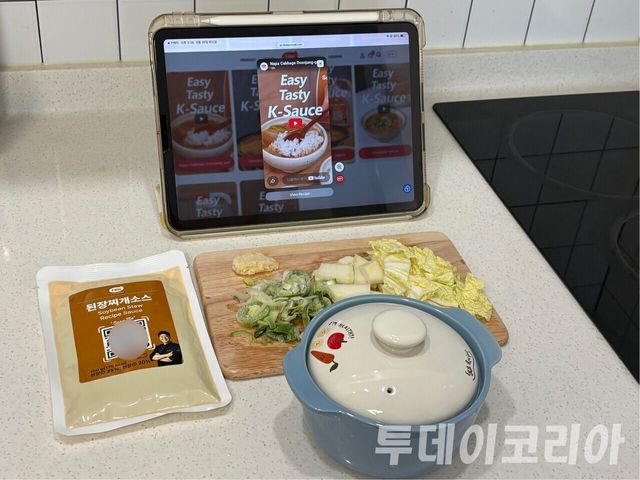 ▲ 더본코리아가 선보인 TBK QR소스를 활용해 된장국을 조리하고 있다. 사진=투데이코리아