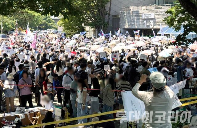 ▲ 6·3 지방선거 투표용지 부족 사태에 반발한 시민들이 6일 오후 서울 송파구 올림픽공원 핸드볼경기장 개표소 앞에 모여 재선거를 요구하는 구호를 외치고 있다.사진=안현준 기자