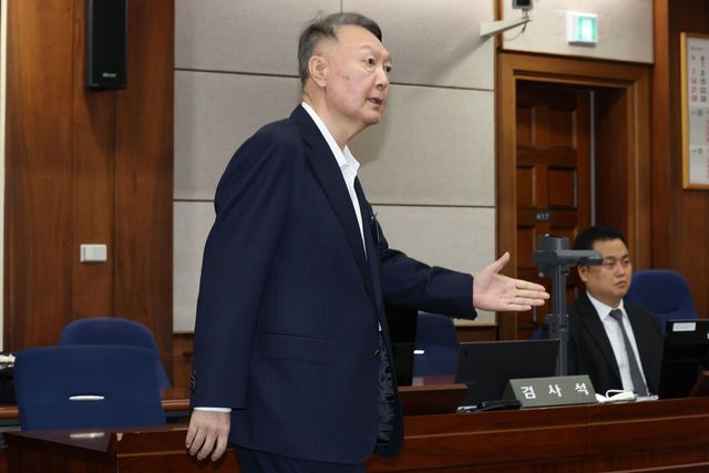 ▲ 윤석열 전 대통령이 지난해 9월 26일 서울 서초구 서울중앙지법에서 열린 특수공무집행방해, 직권남용 권리행사방해 등 혐의 사건 첫 공판에 출석하고 있다. 사진=뉴시스
