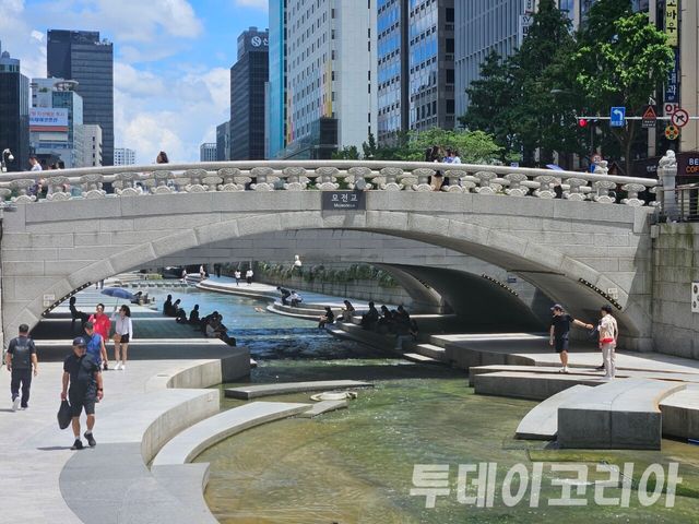 ▲ 21일 오후 시민들이 더위를 피해 청계천에서 쉬고있다. 사진=이기봉 기자