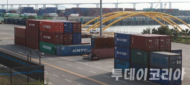 ▲ 인천 중구 부둣가에 수출 대기 중인 컨테이너가 가득 쌓여있다. 사진=투데이코리아