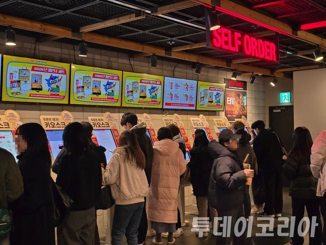 ▲ 서울 시내 영화관에서 관객들이 키오스크를 통해 티켓을 구매하고 있다. 사진=투데이코리아