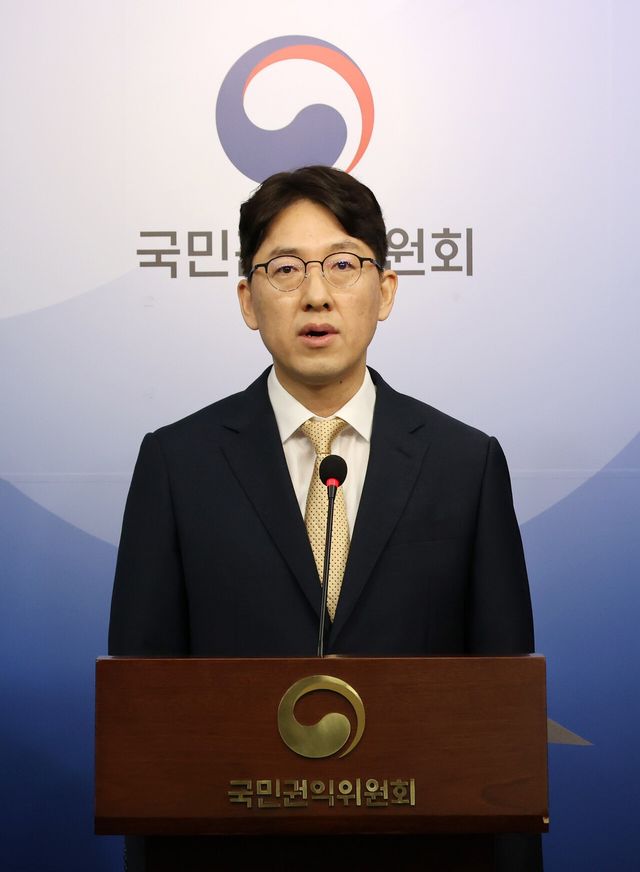 ▲ 윤영국 국민권익위원회 심사기획과장이 10일 오전 세종시 정부세종청사에서 의료기관 직장 내 괴롭힘 ‘태움’ 근절을 위한 집중신고기간 운영 브리핑을 하고 있다. 사진=뉴시스