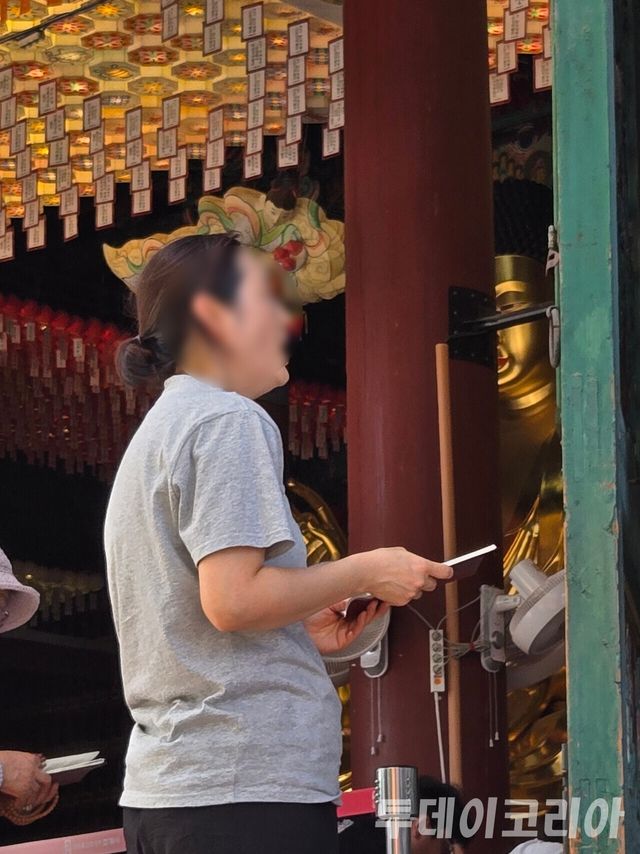 ▲ 2027년도 대학수학능력시험을 100일 앞둔 11일 서울 종로구 조계사에서 한 학부모가 수험생 자녀를 위해 기도하고 있다. 사진=투데이코리아