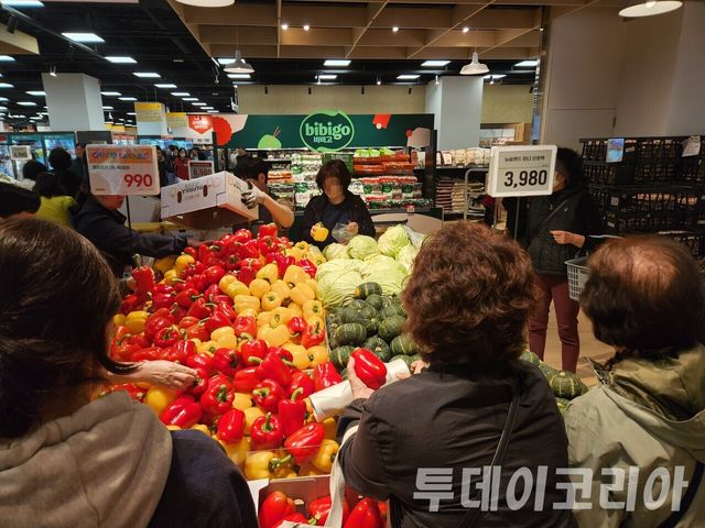 ▲ 대형마트 내에서 소비자들이 파프리카를 고르고 있다. 사진=투데이코리아