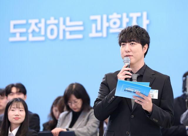 ▲ 궤도(김재혁) 과학 커뮤니케이터가 지난 2월 5일 청와대에서 열린 대통령과학장학생·올림피아드 대표단 친수 및 간담회(미래 과학자와의 대화)에서 사회를 보고 있다. 사진=뉴시스