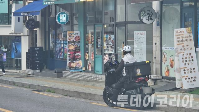 ▲ 서울 시내에서 배달기사가 음식을 받고 목적지로 출발하고 있다. 사진=투데이코리아