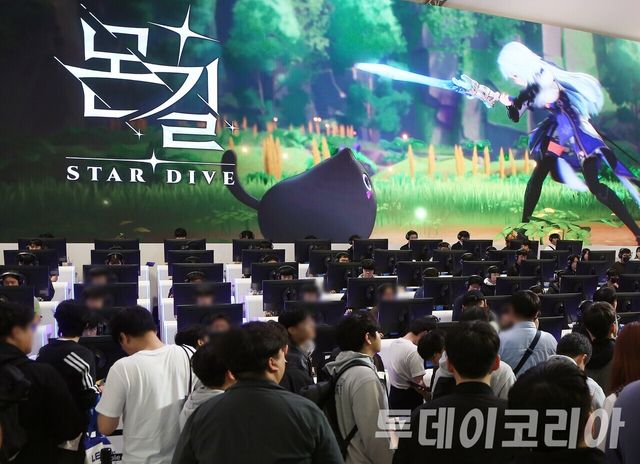 ▲ 부산 해운대구 벡스코에서 열린 국제게임전시회 '지스타 2024'에서 관람객들이 넷마블의 부스에서 게임을 시연하고 있다. 사진=투데이코리아
