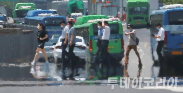 ▲ 서울 시내에서 시민들이 발걸음을 옮기고 있다. 사진=투데이코리아