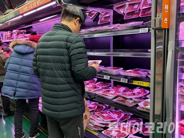 ▲ 시민들이 가락시장 내 정육 코너에서 돼지고기와 소고기 등을 살펴보고 있다. 사진=투데이코리아