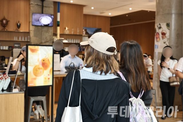 ▲ 여의도 IFC몰에 위치한 카페에서 방문객들이 아이스 음료를 구매하고 있다. 사진=투데이코리아