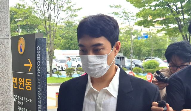 ▲ 최영중 전 충북 청주시의원이 30일 오후 1시께 구속 전 피의자 심문(영장실질심사)에 출석하기 위해 청주지법으로 들어서고 있다. 사진=뉴시스