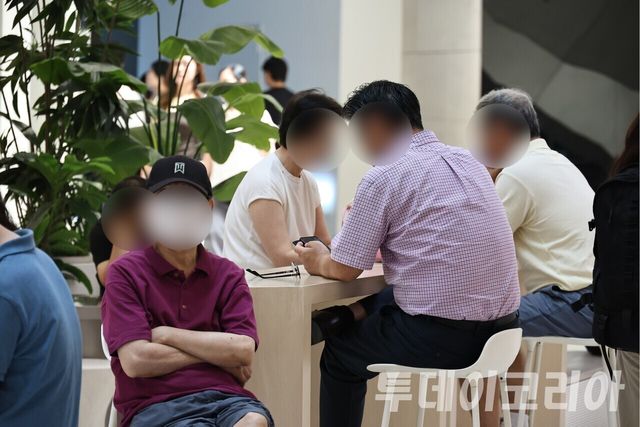▲ 여의도 IFC몰 안에서 방문객들이 휴식을 취하고 있다. 사진=투데이코리아