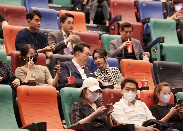 ▲ 윤석열 전 대통령과 김건희 여사가 지난 2022년 6월 12일 오후 서울 시내 한 영화관에서 영화 ‘브로커’ 관람 전 대화하고 있다. 사진=대통령실