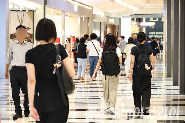 ▲ 여의도 IFC몰에서 방문객들이 쇼핑을 즐기고 있다. 사진=투데이코리아