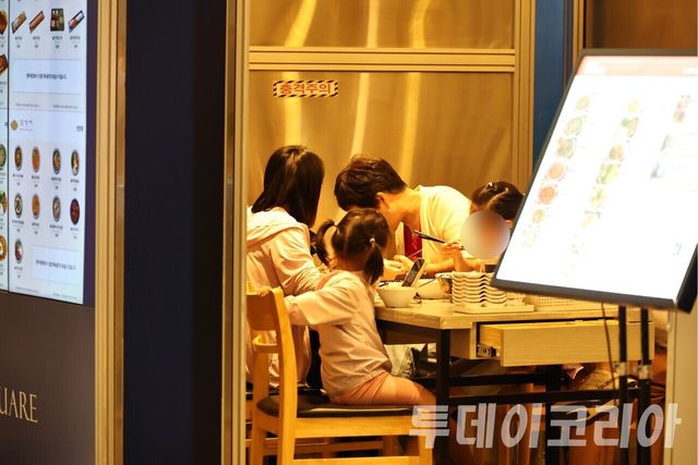 ▲ 여의도 IFC몰에 위치한 식당에서 방문객들이 식사를 하고 있다. 사진=투데이코리아