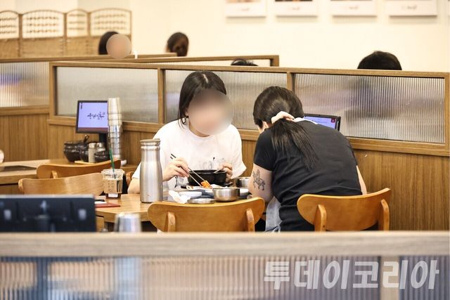 ▲ 여의도 IFC몰에 위치한 식당에서 방문객들이 식사를 하고 있다. 사진=투데이코리아
