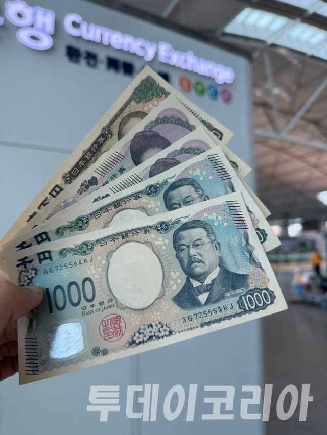 ▲ 인천공항 환전소 앞에서 한 방문객이 엔화를 들고 있다. 사진=투데이코리아