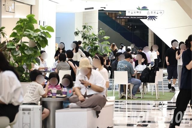 ▲ 폭염이 이어지는 가운데 여의도 IFC몰에 피서객들이 모여있다. 사진=투데이코리아