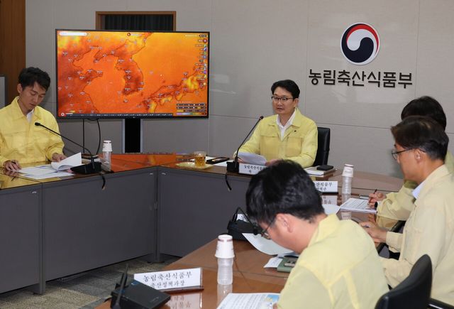 ▲ 김종구 농림축산식품부 차관이 7일 오후 세종시 정부세종청사 농업재해대책상황실에서 폭염·가뭄 대비 대응상황 점검 회의를 하고 있다. 사진=뉴시스
