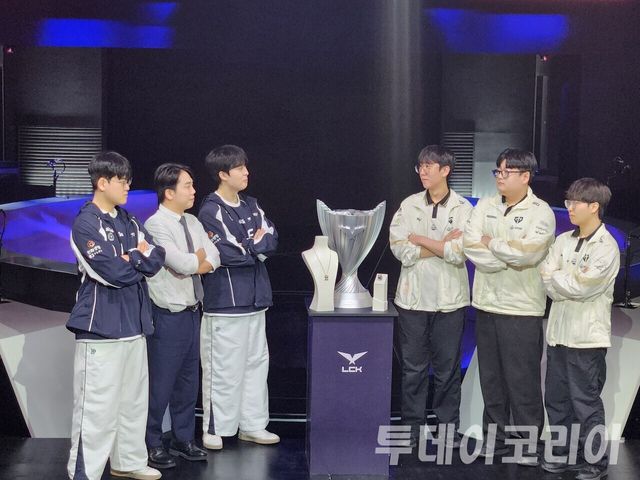 ▲ 젠지와 한화생명e스포츠의 감독 및 선수들이 트로피를 두고 포즈를 취하고 있다. 사진=투데이코리아