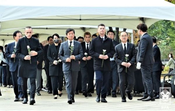 (왼쪽부터) 벤투 감독, 정몽규 회장, 벨 감독, 이용수 부회장. 사진｜KFA 제공