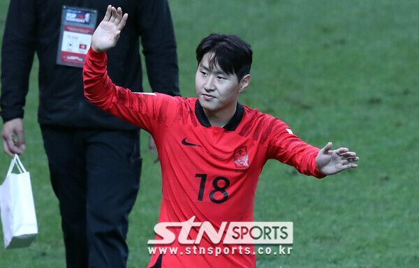 13일 오후 서울 마포구 서울월드컵경기장에서 열린 하나은행 초청 대한민국과 튀니지의 친선경기, 4대 0으로 승리한 대한민국 이강인이 팬들에게 인사를 하고 있다. 사진┃뉴시스