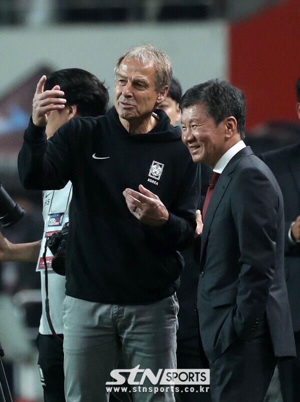 13일 오후 서울 마포구 서울월드컵경기장에서 열린 하나은행 초청 축구 국가대표 평가전 대한민국과 튀니지의 경기, 4-0으로 승리한 대한민국 클린스만 감독이 정몽규 대한축구협회 회장과 대화를 나누고 있다. 사진┃뉴시스