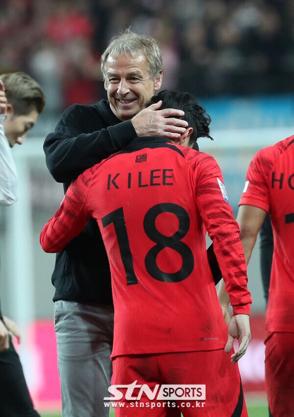 13일 오후 서울 마포구 서울월드컵경기장에서 열린 하나은행 초청 축구 국가대표 평가전 대한민국과 튀니지의 경기, 4-0으로 승리한 대한민국 클린스만 감독이 이강인을 안아주고 있다. 사진┃뉴시스
