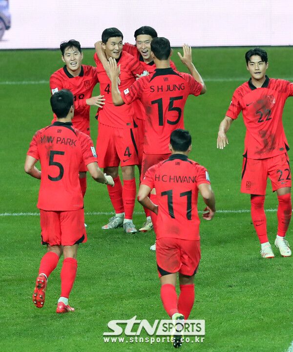 13일 오후 서울 마포구 서울월드컵경기장에서 열린 하나은행 초청 대한민국과 튀니지의 친선경기 후반전, 대한민국 김민재가 골을 넣은 후 동료들과 기뻐하고 있다. 사진┃뉴시스