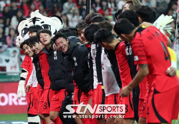 13일 오후 서울 마포구 서울월드컵경기장에서 열린 하나은행 초청 축구 국가대표 평가전 대한민국과 튀니지의 경기, 4-0으로 승리한 대한민국 선수들이 기뻐하고 있다. 사진┃뉴시스