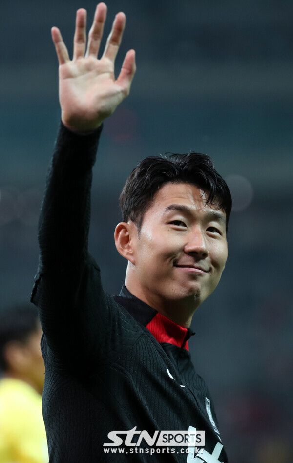 13일 오후 서울 마포구 서울월드컵경기장에서 열린 하나은행 초청 축구 국가대표 평가전 대한민국과 튀니지의 경기, 4-0으로 승리한 대한민국 손흥민이 관중들에게 인사하고 있다. 사진┃뉴시스