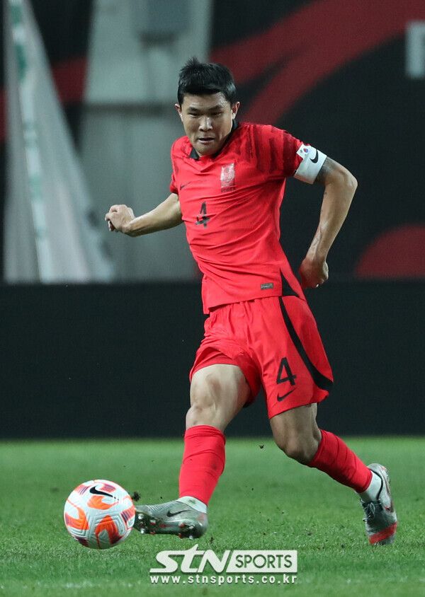 13일 오후 서울 마포구 서울월드컵경기장에서 열린 하나은행 초청 축구 국가대표 평가전 대한민국과 튀니지의 경기, 한국 김민재가 전진패스를 하고 있다. 사진┃뉴시스