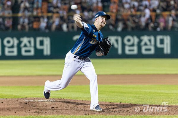 제10회 BNK 부산은행 최동원상 수상한 NC다이노스 투수 에릭 페디. 사진┃최동원기념사업회