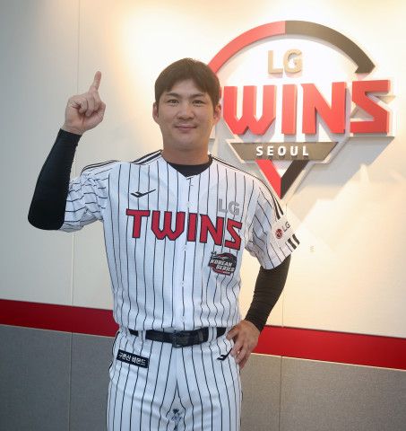 LG트윈스가 한국시리즈 슬로건과 유니폼을 공개했다. 유지환이 한국시리즈 유니폼을 입고 있다. 사진┃LG트윈스