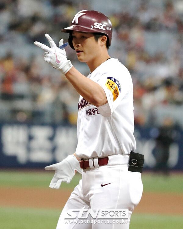 2022 KBO 포스트시즌 플레이오프 4차전 LG 트윈스와 키움 히어로즈의 경기, 1회말 1사 주자없는 상황 키움 박준태가 안타를 친 뒤 기뻐하고 있다. 사진┃뉴시스