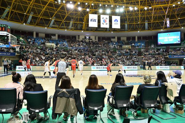 글로벌 첨단소재 기업인 KCC가 세 시즌 연속 프로농구 오피셜 스폰서를 맡았다. 사진┃KBL